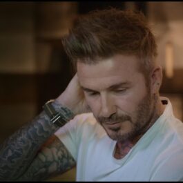 David Beckham se scarpină în cap în timp ce se gândește