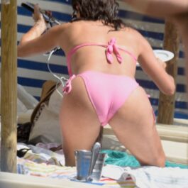 Eva Longoria, fotografiată de la spate, la plajă