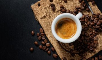 O ceașcă de cafea care este îmbunătățită cu singurul ingredient care îi va schimba complet gustul