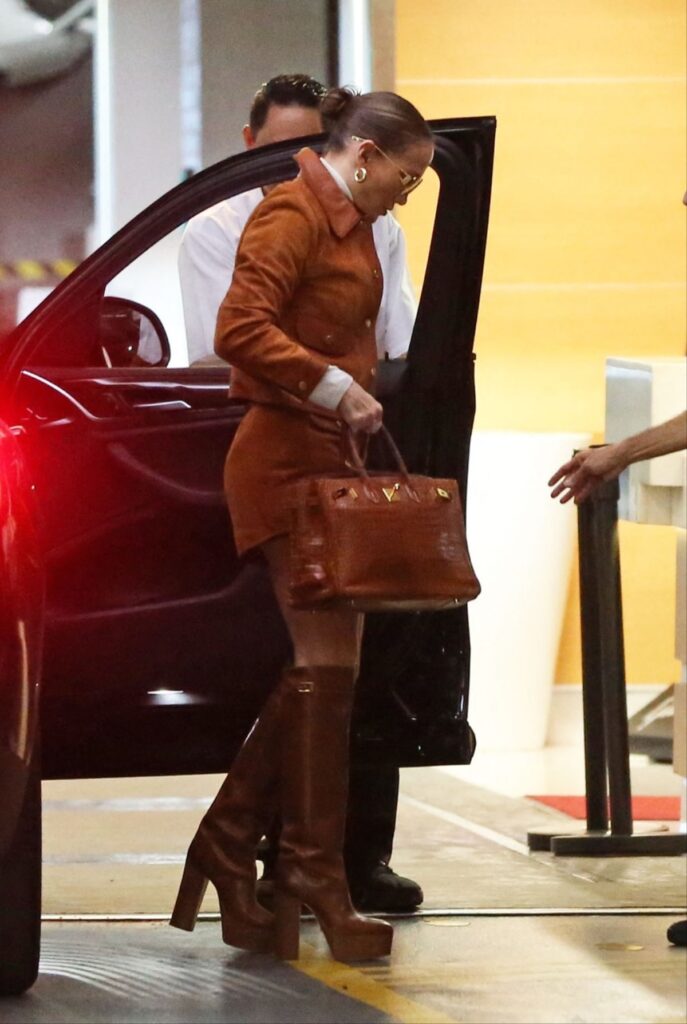 Jennifer Lopez într-o fustă scurtă și un sacou la întâlnire cu Ben Affleck
