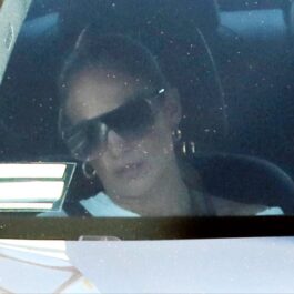 Jennifer Lopez în timp ce își conduce mașina
