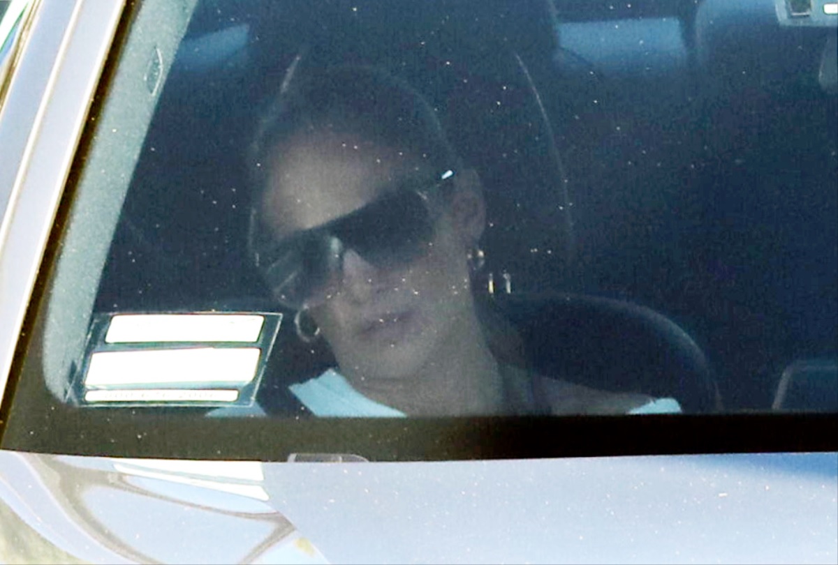 Jennifer Lopez în timp ce își conduce mașina