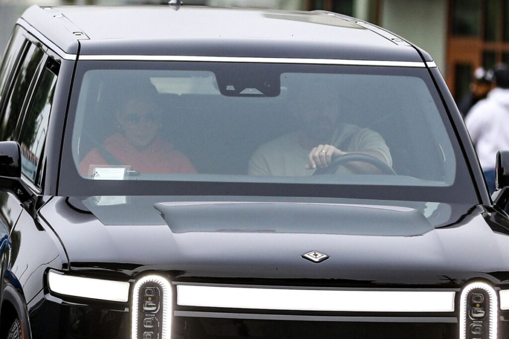Jennifer Lopez și Ben Affleck în timp ce merg împreună la un fast-food