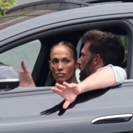Jennifer Lopez și Ben Affleck în timp ce poartă o discuție aprinsă în mașină