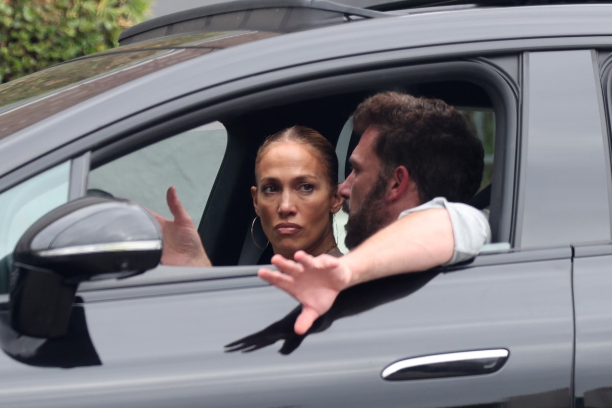 Jennifer Lopez și Ben Affleck în timp ce poartă o discuție aprinsă în mașină