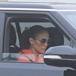 Jennifer Lopez în timp ce așteaptă în mașină în fața unui fast-food