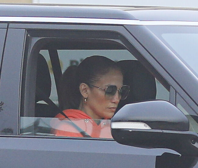 Jennifer Lopez în timp ce așteaptă în mașină în fața unui fast-food