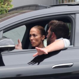 Ben Affleck gesticulează energic la JLo, în timp ce se află în mașină