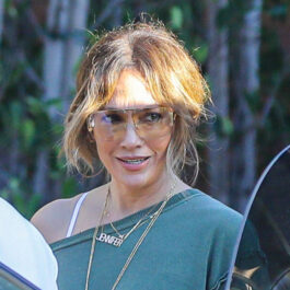 Jennifer Lopez, cu părul prins lejer la spate și cu ochelari de soare la ochi