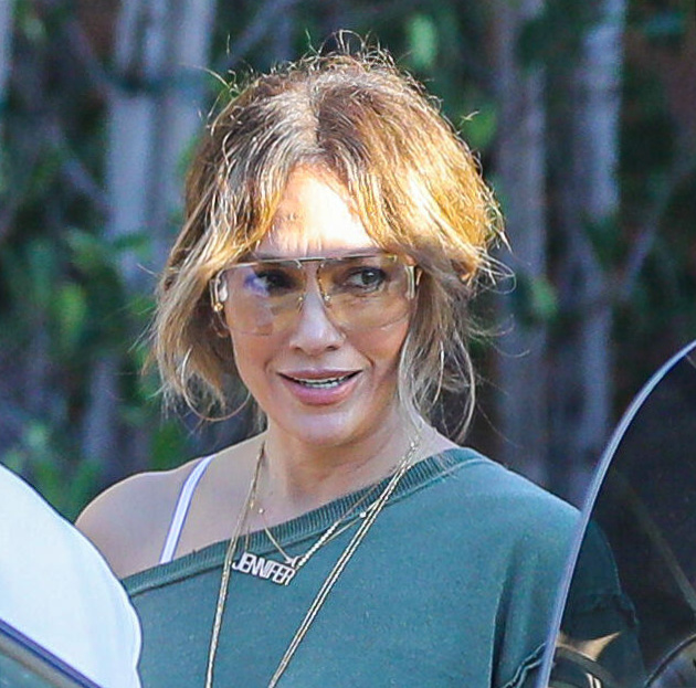 Jennifer Lopez, cu părul prins lejer la spate și cu ochelari de soare la ochi