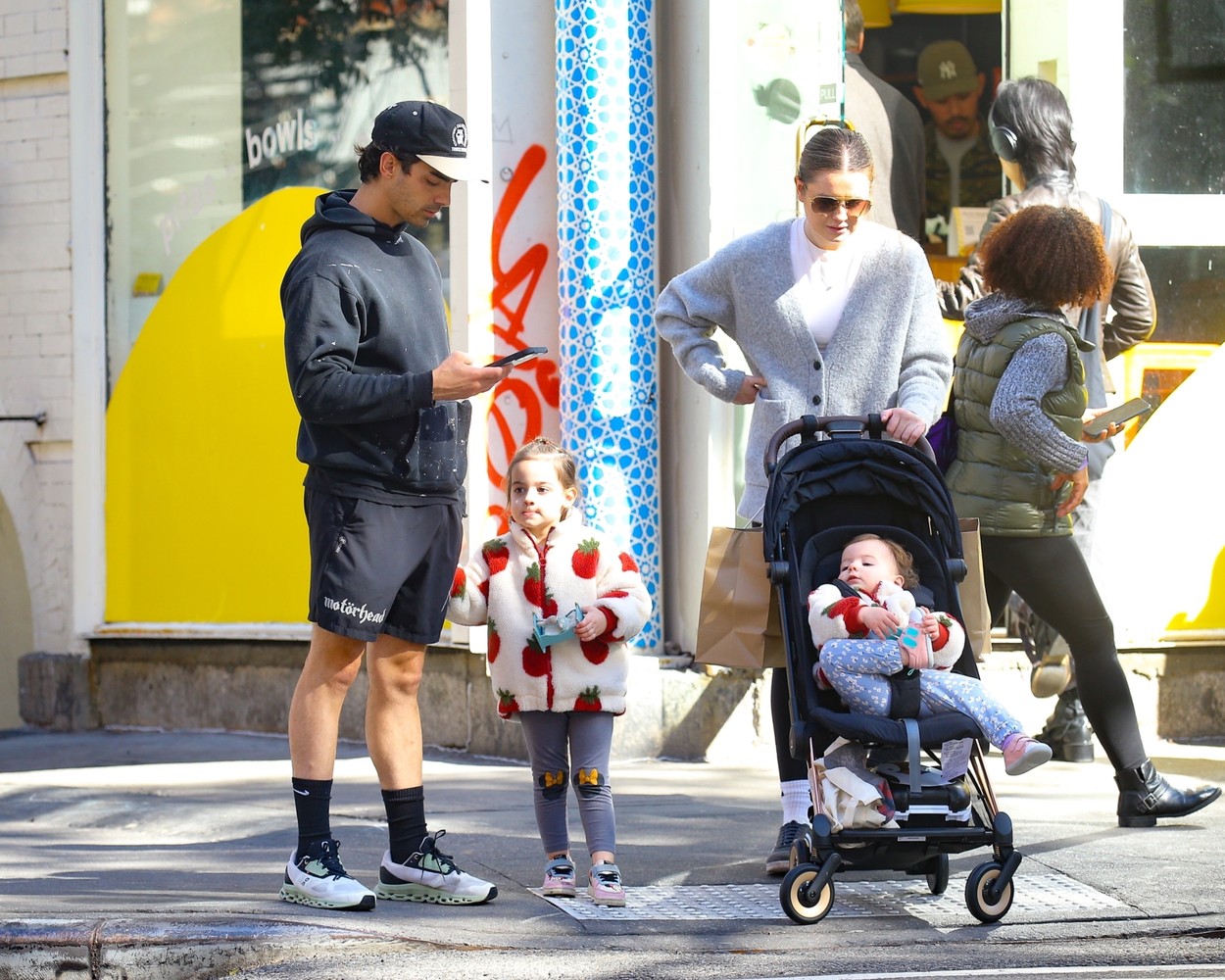 Joe Jonas și fiicele sale pe stradă în New York, în haine lejere
