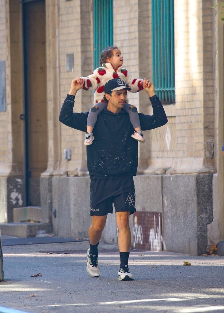 Joe Jonas, pe stradă cu fiica sa cea mare, în New York