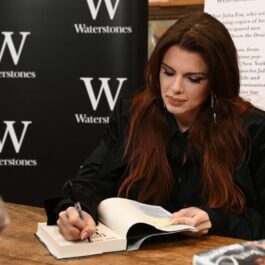 Julia Fox în timp ce semnează o carte la o întâlnire cu fanii