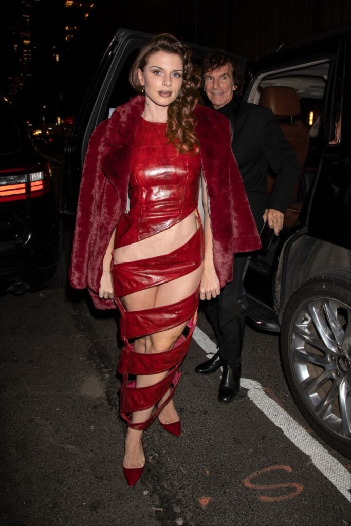 Julia Fox într-o rochie roșie îndrăzneață cu decupaje în zonele intime