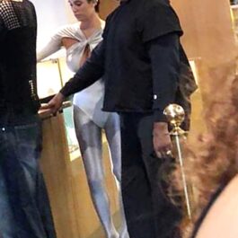 Kanye West, într-o ținută neagră, la coadă la o cafenea, alături de iubita sa