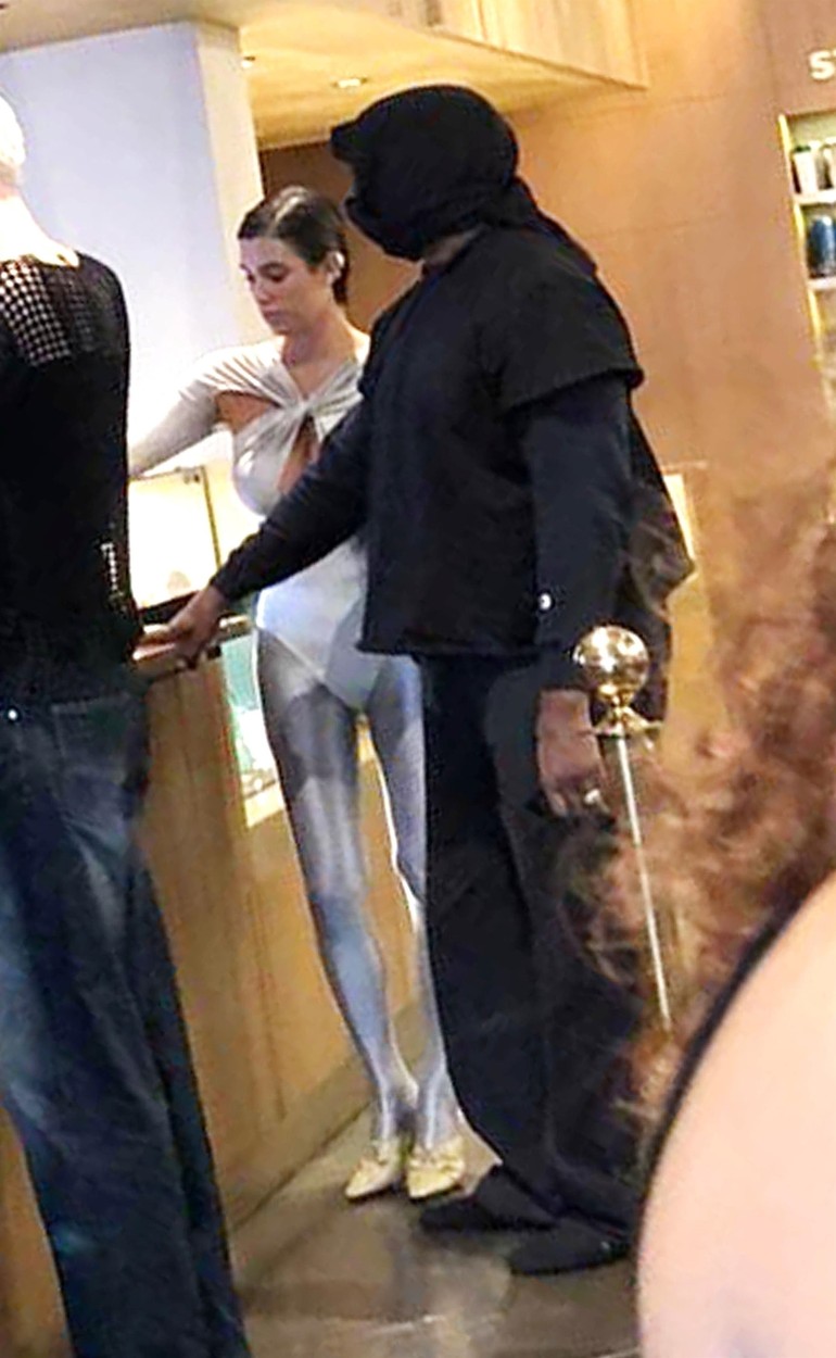 Kanye West, într-o ținută neagră, la coadă la o cafenea, alături de iubita sa