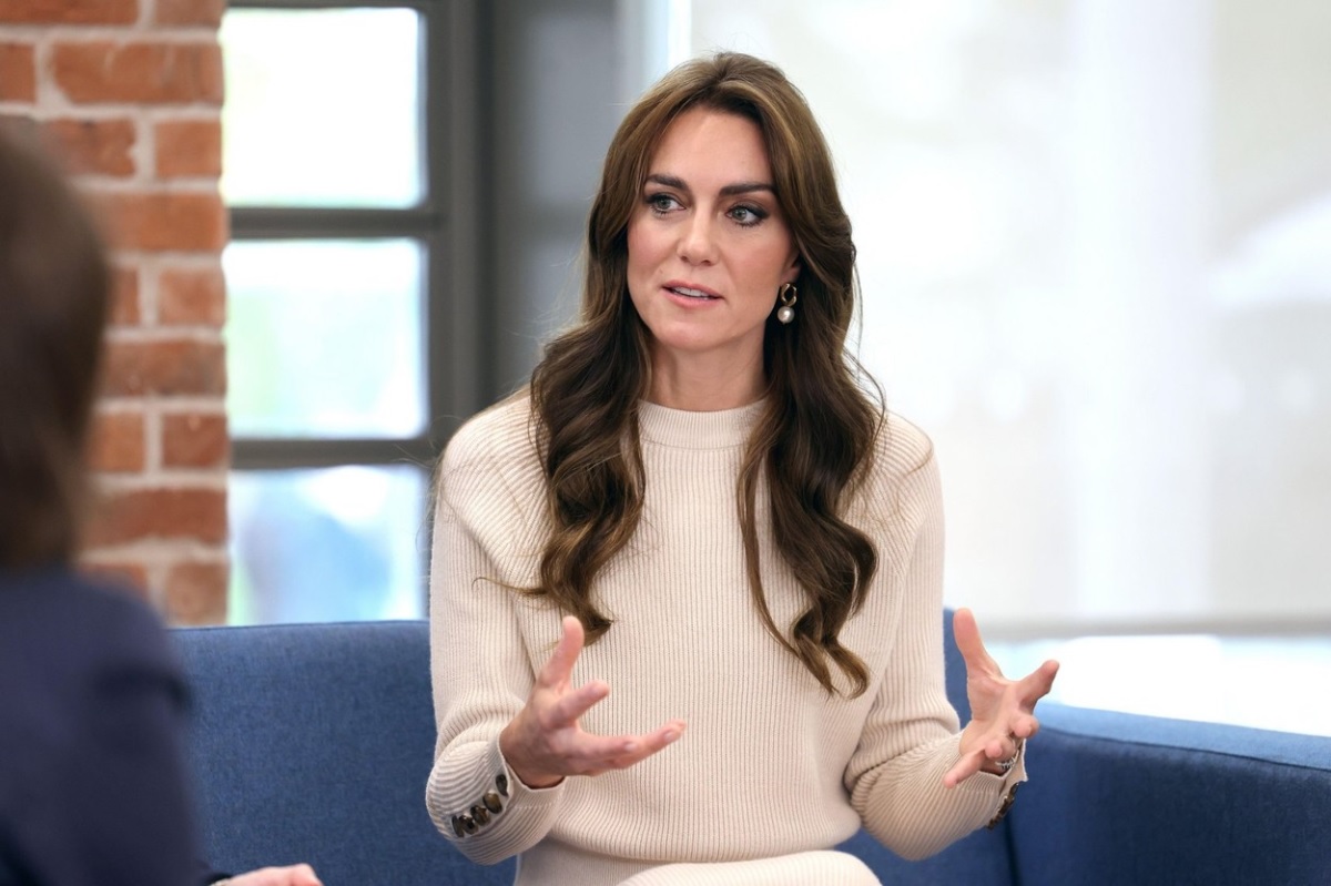 Kate Middleton în timp ce stă pe o canapea și vorbește
