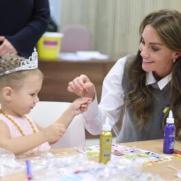 Kate Middleton în timp ce face activități cu o fetiță la un centru comunitar ucrainean
