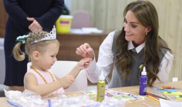 Kate Middleton în timp ce face activități cu o fetiță la un centru comunitar ucrainean