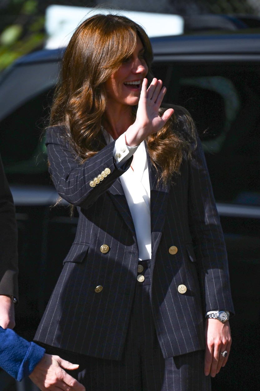 Kate Middleton salută fanii și e îmbrăcată într-un costum elegant