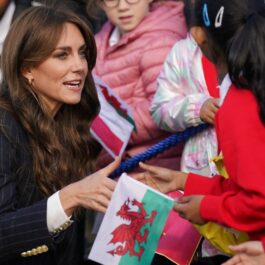 Kate Middleton vorbește cu o fetiță