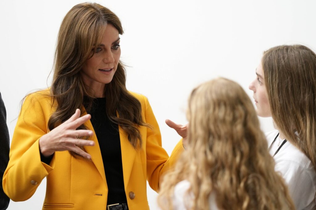Kate Middleton, fotografiată în timp ce explică ceva unor copii