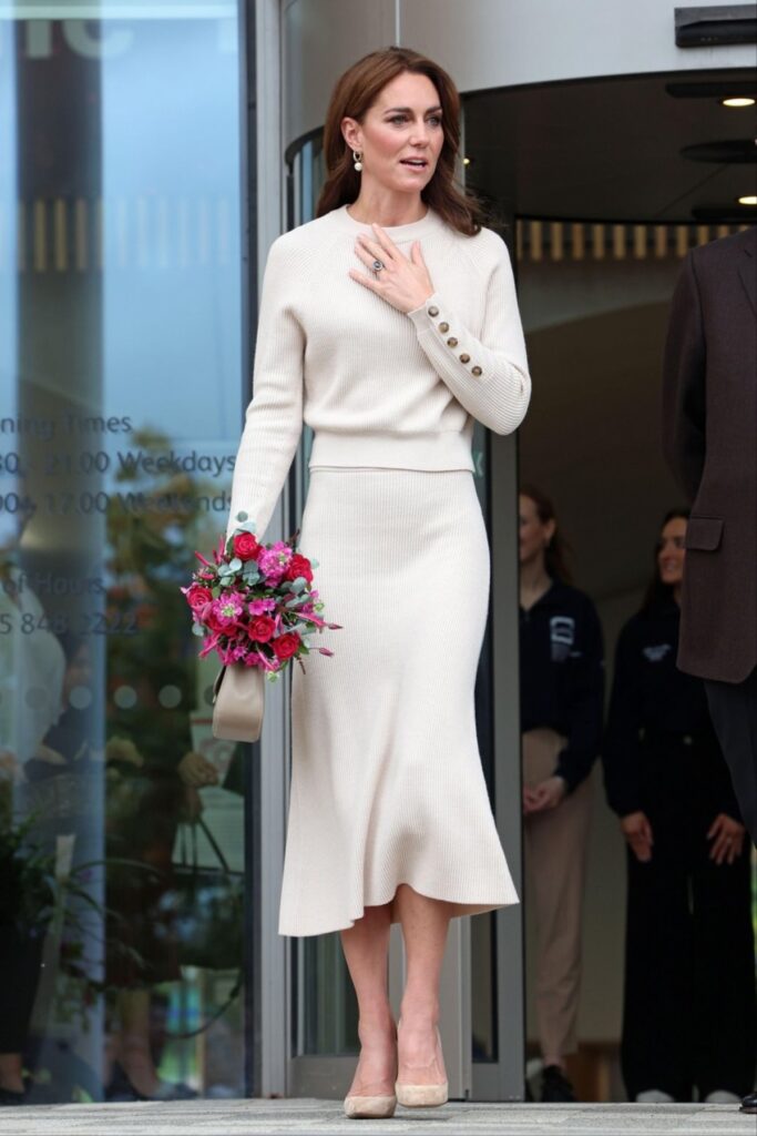 Kate Middleton într-un compleu crem făcut în România