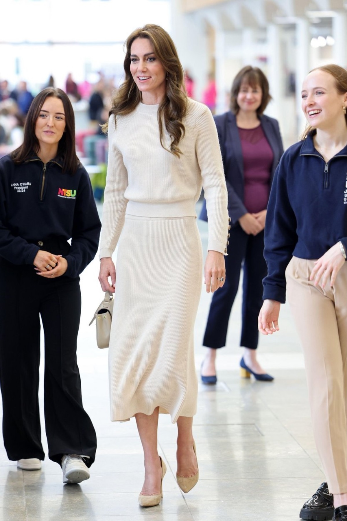 Kate Middleton a purtat un compleu crem care a fost făcut în România