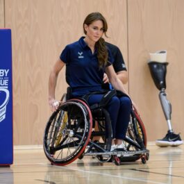 Kate Middleton într-un scaun cu rotile în timp ce joacă rugby