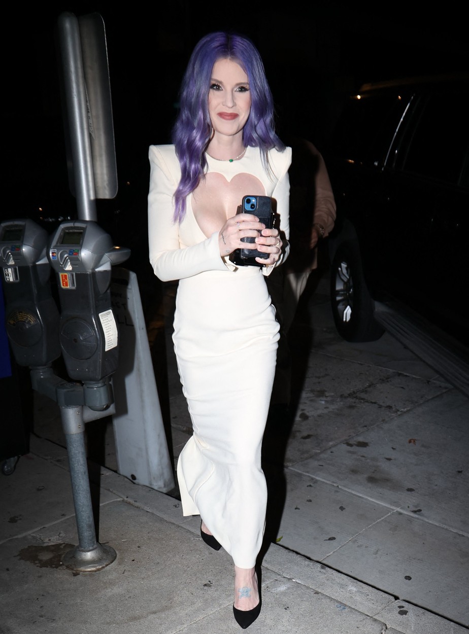Kelly Osbourne, într-o rochie albă, lungă, la un restaurant, la aniversarea ei