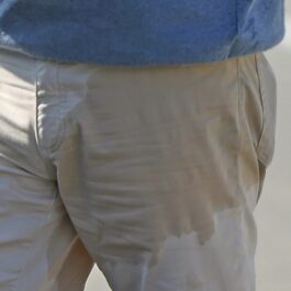 Pata de pe pantalonii lui Kevin Costner