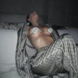 Kim Kardashian, în pijamale, fotografiată întinsă provocator pe pat