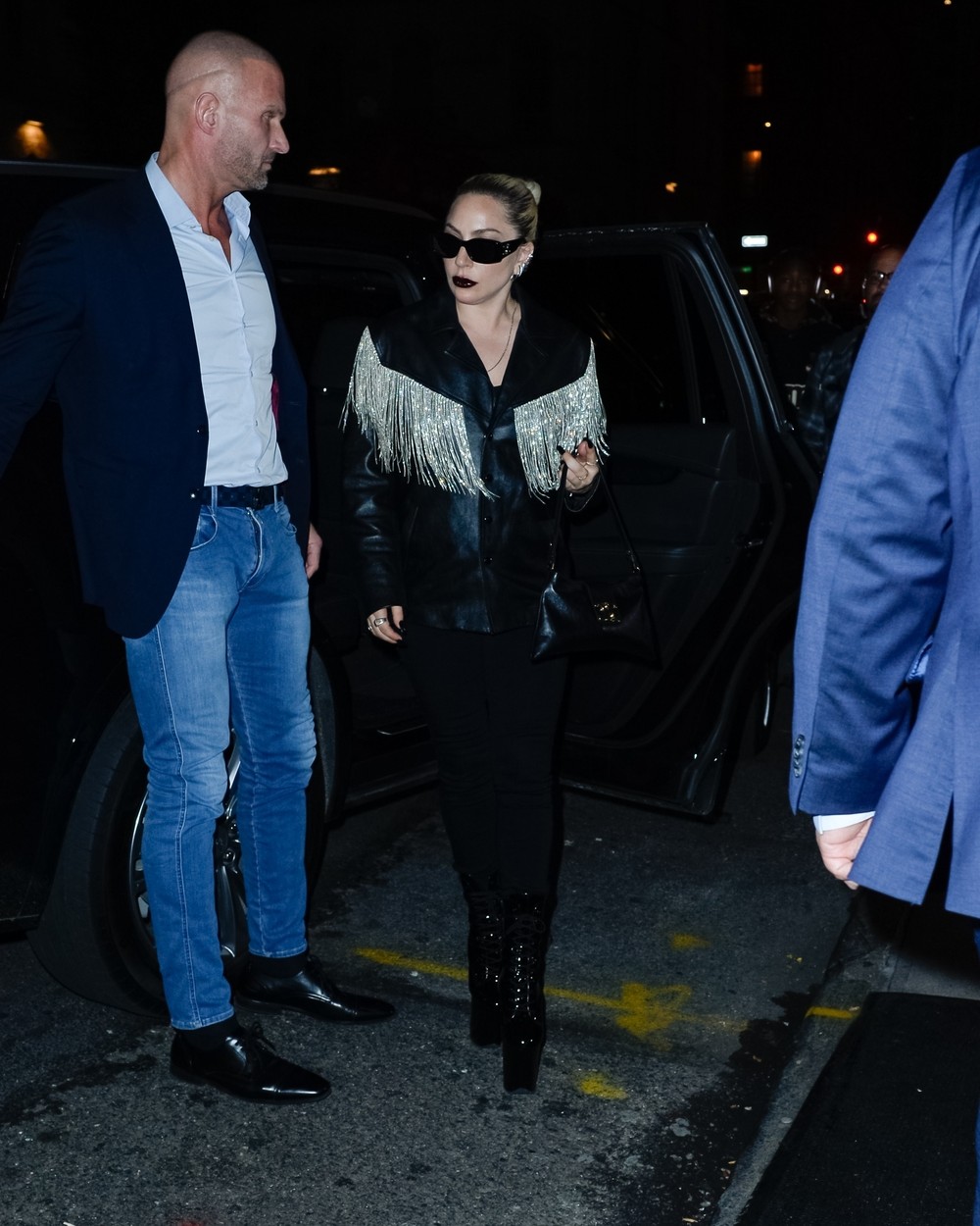 Lady Gaga, într-o jachetă cu franjuri și cizme cu platforme înalte