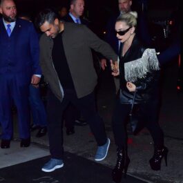 Lady Gaga, într-o ținută de culoare neagră, alături de Michael Polansky, la un eveniment