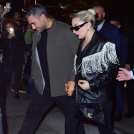 Lady Gaga, cu ochelari de soare la ochi, la un eveniment, de mână cu Michael Polansky