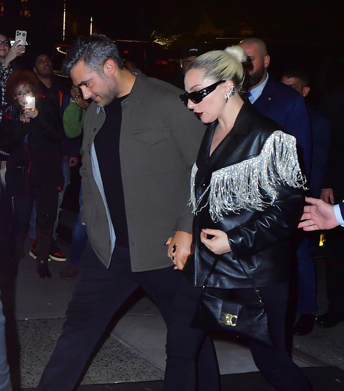 Lady Gaga, cu ochelari de soare la ochi, la un eveniment, de mână cu Michael Polansky