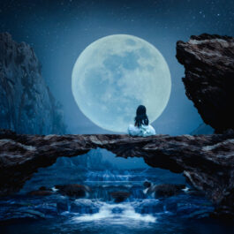 Fată îmbrăcată în alb stă cu fața îndreptată spre luna plină deasupra unui lac