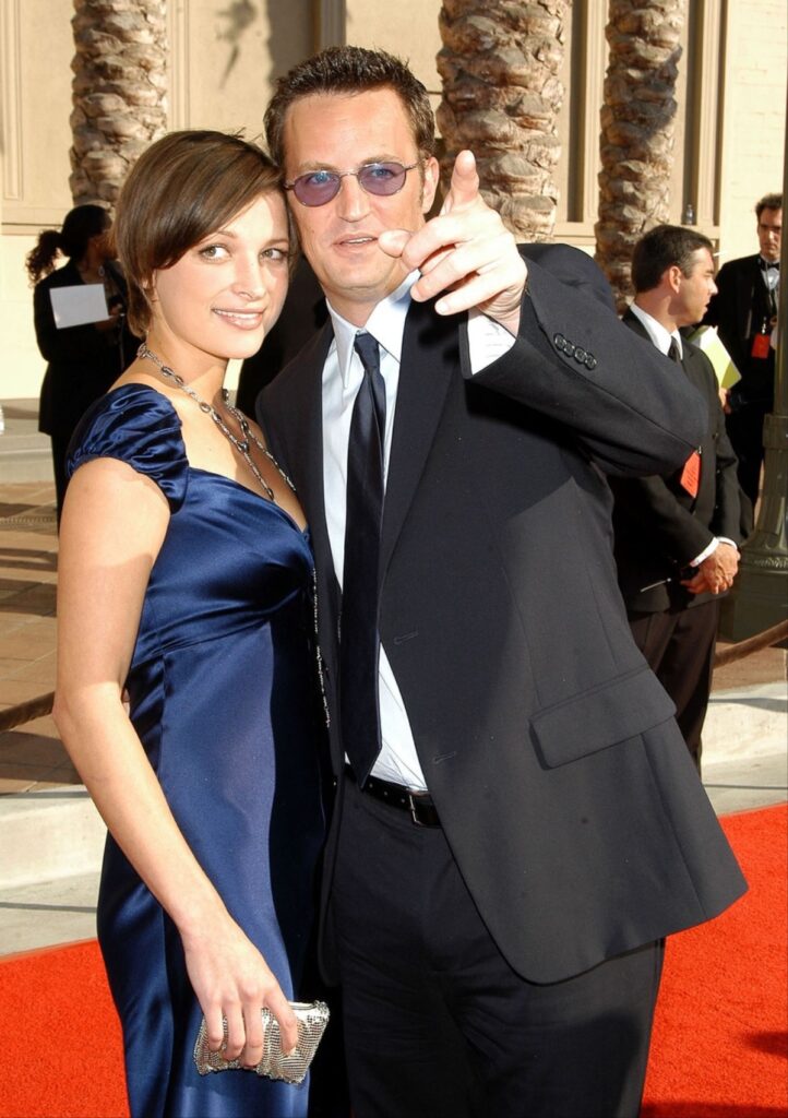 Matthew Perry și iubita sa, Rachel Dunn, în timp ce pozează împreună pe covorul roșu