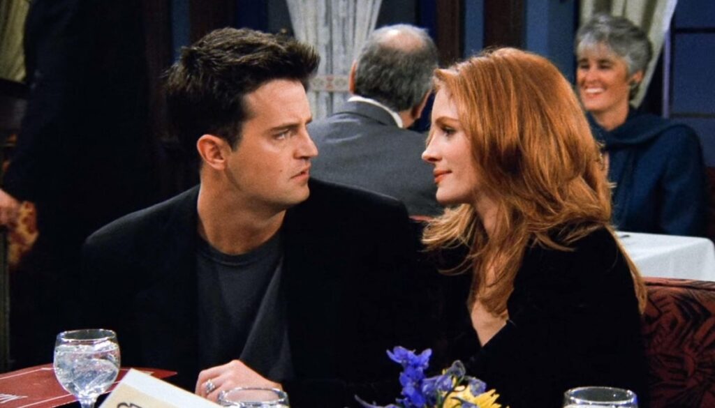 Matthew Perry și Julia Roberts în timp ce se privesc într-o scenă din Friends