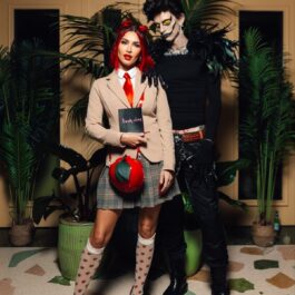 Megan Fox și Machine Gun Kelly în timp ce pozează împreună, costumați, la o petrecere de Halloween