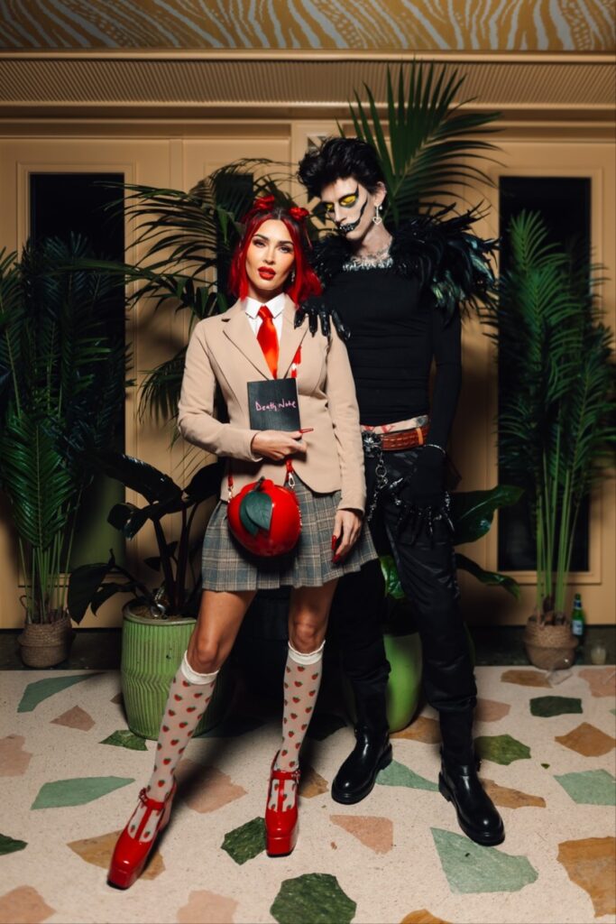 Megan Fox și Machine Gun Kelly în timp ce pozează împreună, costumați, la o petrecere de Halloween