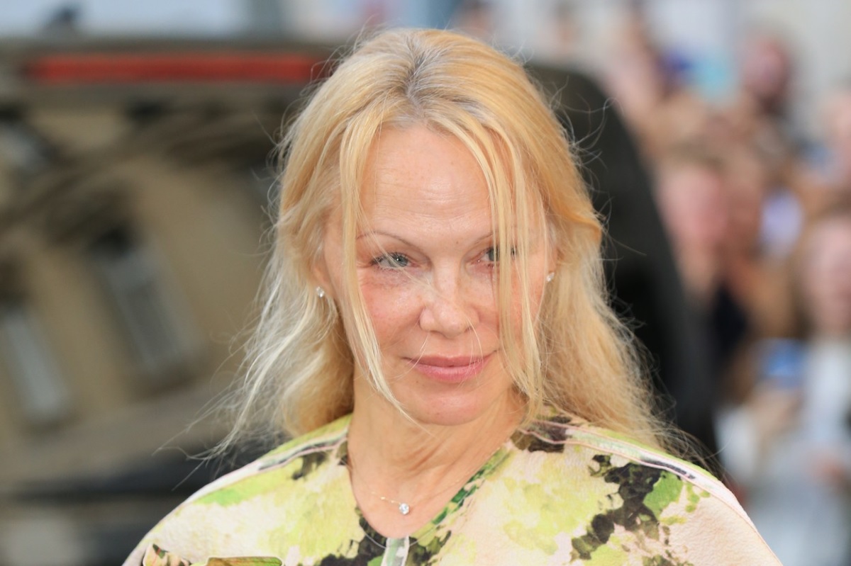Pamela Anderson cu bretonul pe față, dar fără machiaj