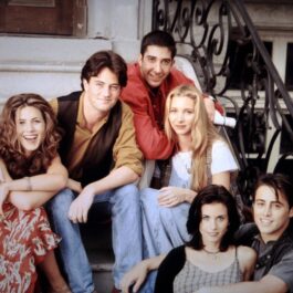 Jennifer Aniston, Lisa Kudrow, David Schwimmer, Courteney Cox, Matt LeBlanc și Matthew Perry într-o fotografie din Friends