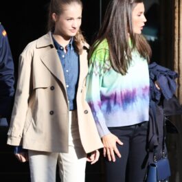 Regina Letizia alături de Prințesa Leonor, la ieșirea dintr-un hotel, îmbrăcate casual