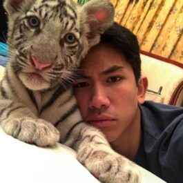 Prințul Mateen, alături de un pui de tigru