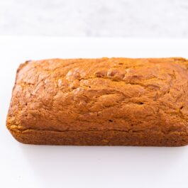 Pumpkin bread, cel mai simplu chec cu dovleac pe un tocător alb