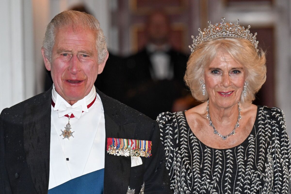 Regele Charles alături de Regina Camilla care poartă tiara Reginei Elisabeta