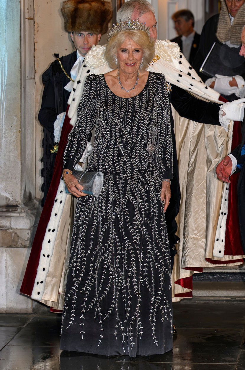 Regina Camilla cu tiara Reginei Elisabeta și o rochie neagră cu paiete
