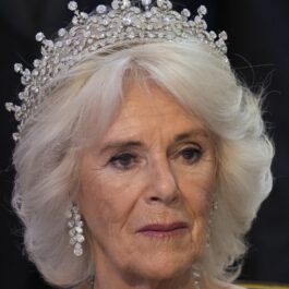 Regina Camilla cu tiara Reginei Elisabeta pe cap