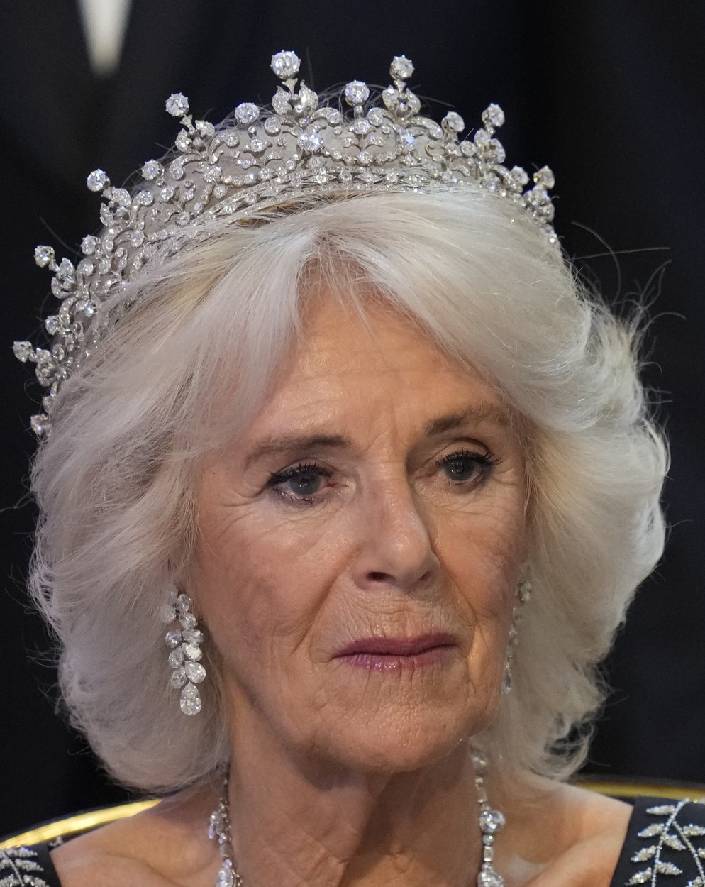 Regina Camilla cu tiara Reginei Elisabeta pe cap